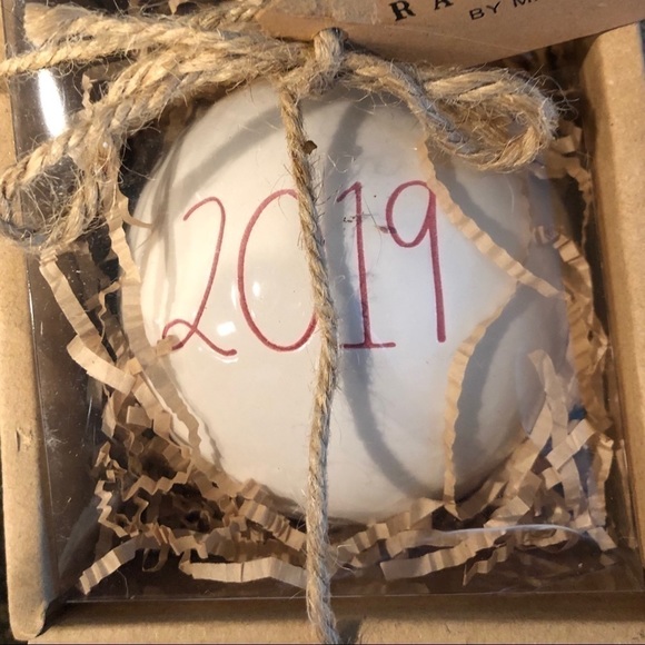 2019 Christmas Tree Ornament, Gift Red & White new in box Rae Dunn - Picture 2 of 9